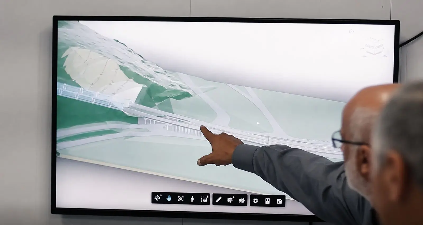 Profissionais analisando um modelo BIM em tela