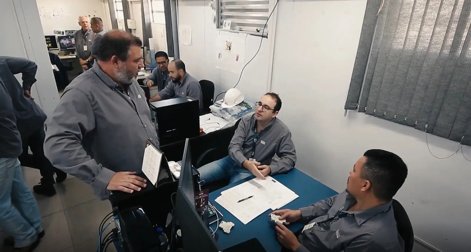Equipe reunida para discussão multidisciplinar